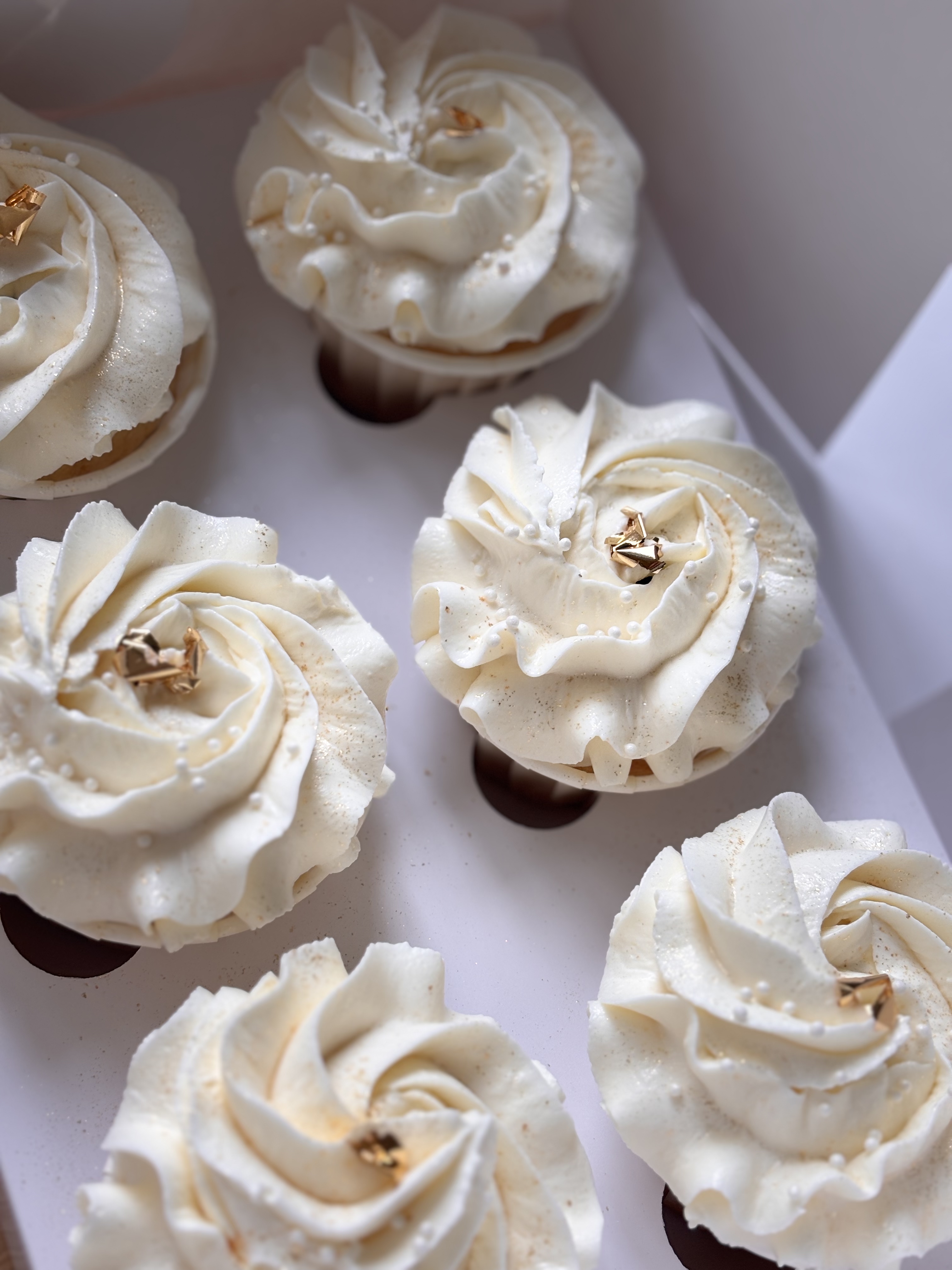 Капкейки асорті — ванільні, шоколадні, червоний оксамит