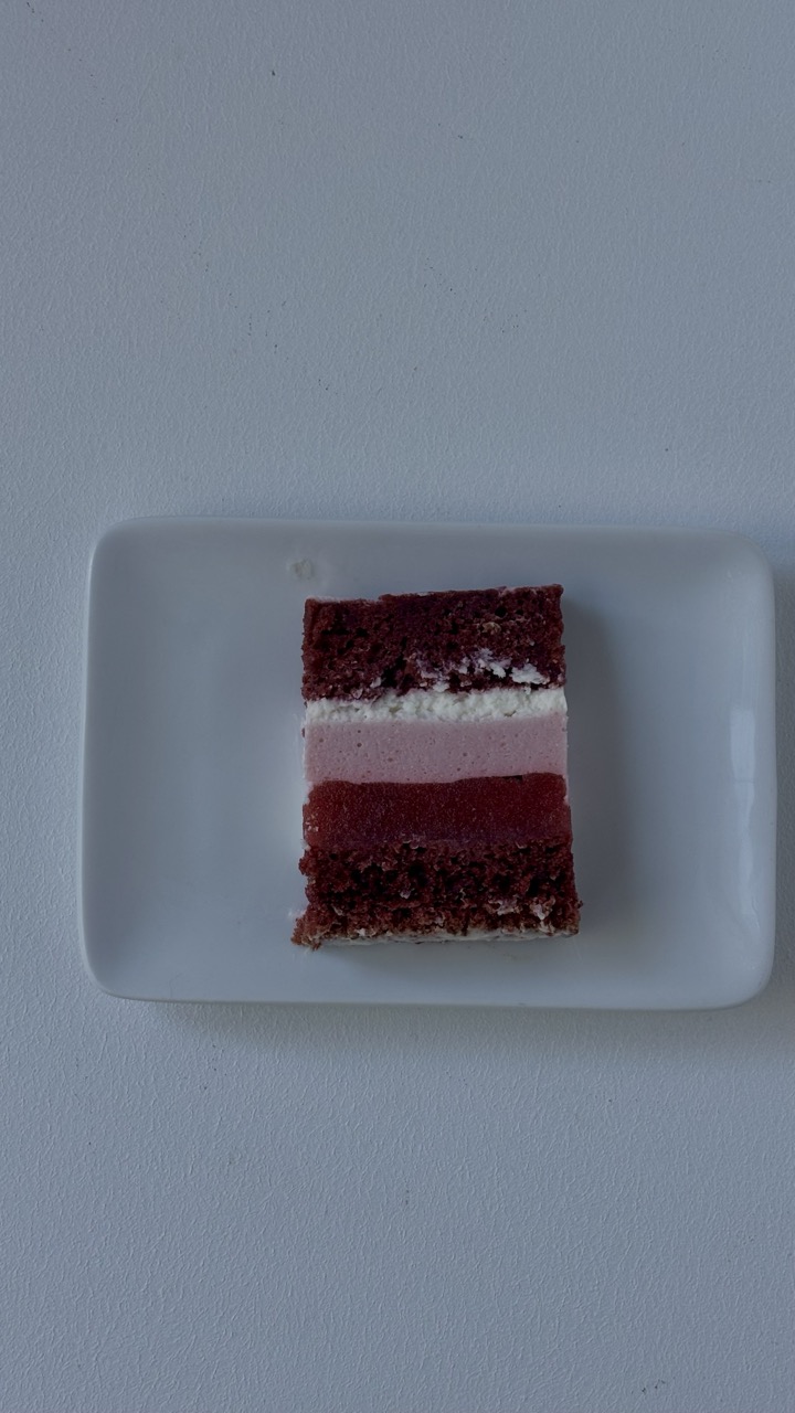 Бенто «Червоний оксамит з полуницею» — насичений бісквіт, полуничне конфі та мус