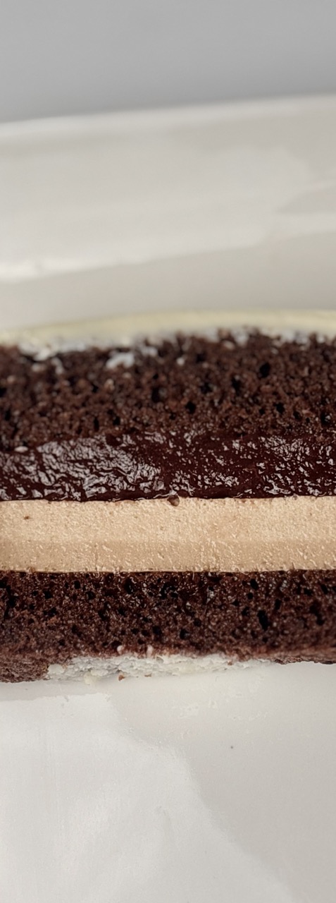 Бенто «Полуниця в шоколаді» — шоколадний бісквіт, полуничне конфі, мус на молочному шоколаді