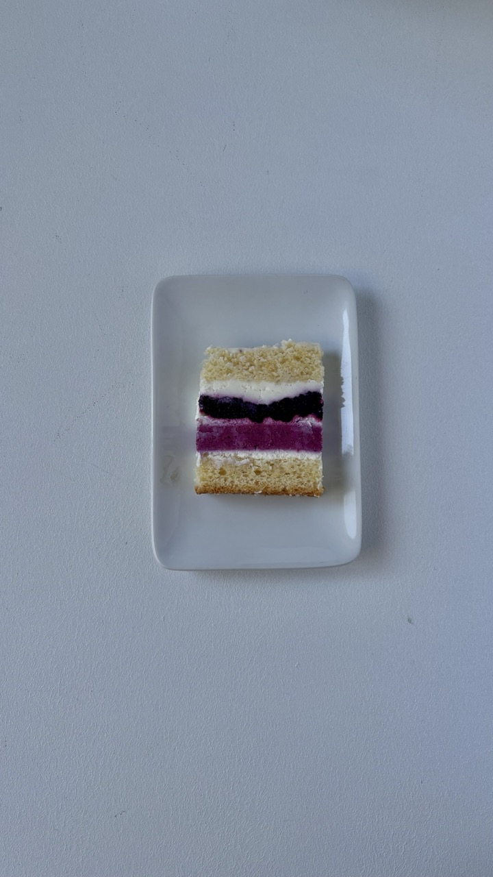 Бенто «Ягідний» — ванільний бісквіт, ягідне конфі та мус