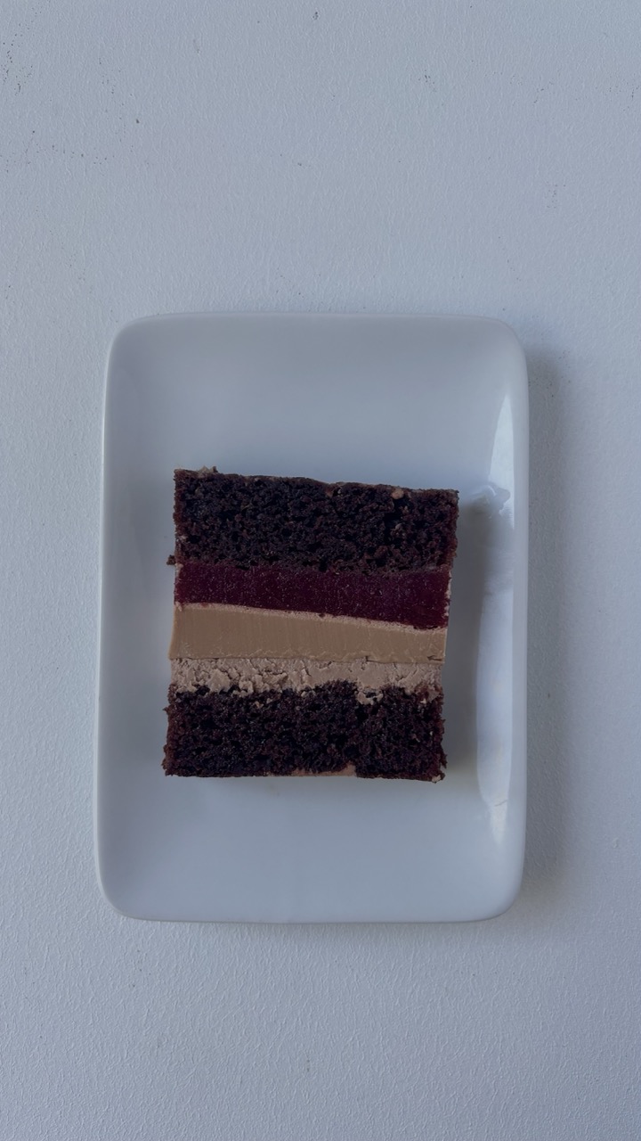 Бенто «Вишня Шоколад» — шоколадний бісквіт, вишневе конфі, мус на молочному шоколаді
