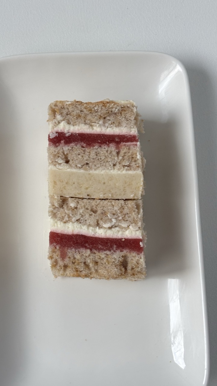 Торт Банан-Полуниця — полуничний бісквіт, полуничне конфі, банановий мус, вершковий крем