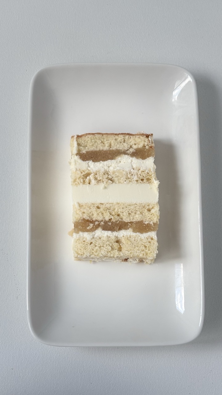 Торт Груша-Лимон-Ваніль — лимонний бісквіт, грушеве конфі, ванільний мус