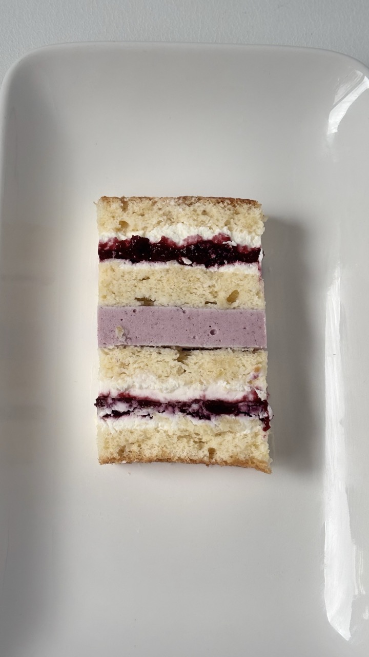 Торт Ягідний — ванільний бісквіт, ягідне конфі та мус, крем на вершках