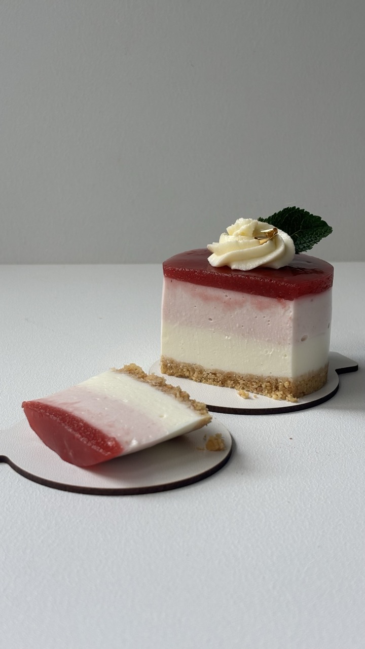 Чізкейк Фісташка / Малина — фісташковий чізкейк з малиновим конфі