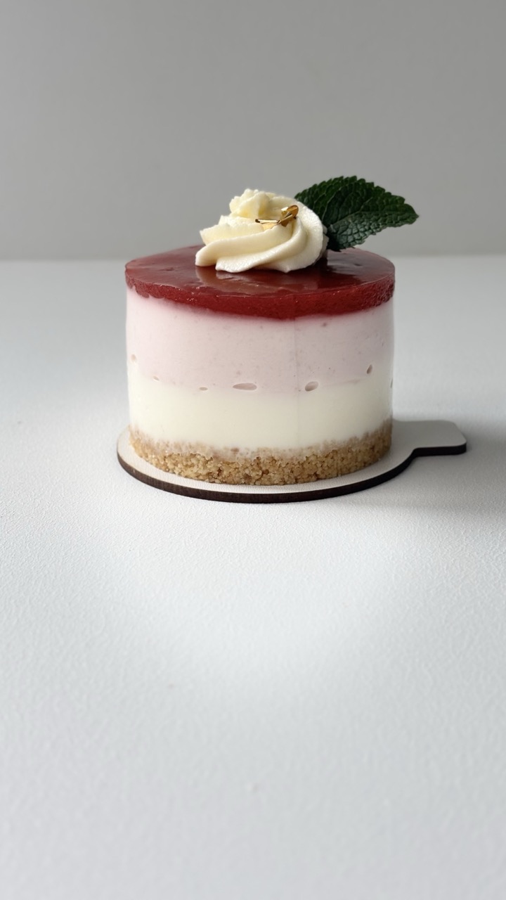 Чізкейк Ягідний — ванільний чізкейк з ягідним конфі